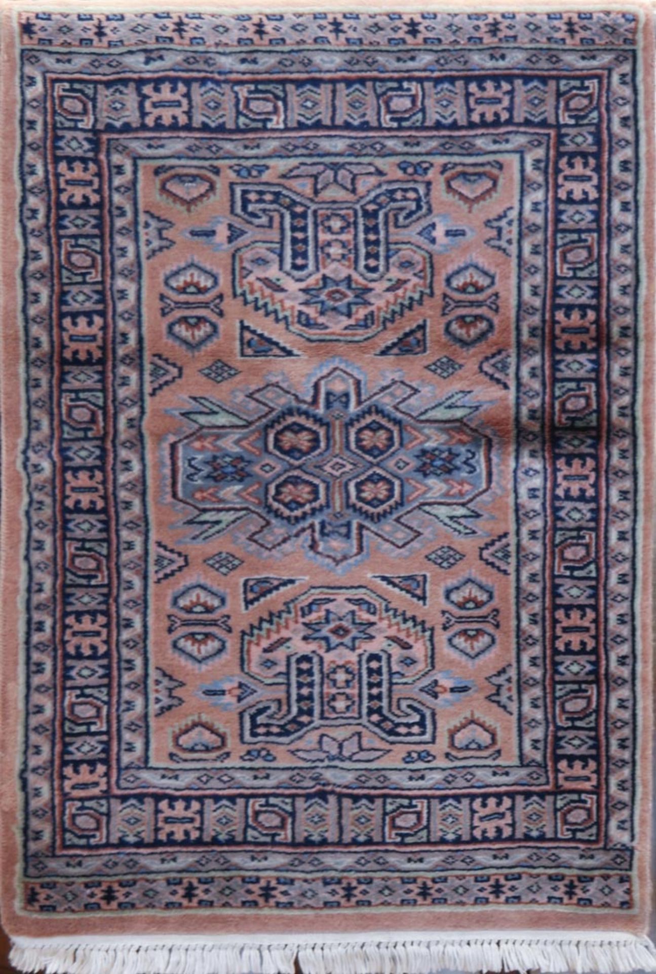 Poschti, Pakistan, dunkelgrundig, zentrales Medaillon mit floralen Motiven, 1 Kante leicht belaufen