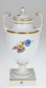 Deckelvase im Empireform, Fürstenberg, polychromer Blumendekor und Goldstaffage, H.  26,5 cm