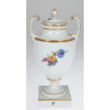 Deckelvase im Empireform, Fürstenberg, polychromer Blumendekor und Goldstaffage, H. 26,5 cm