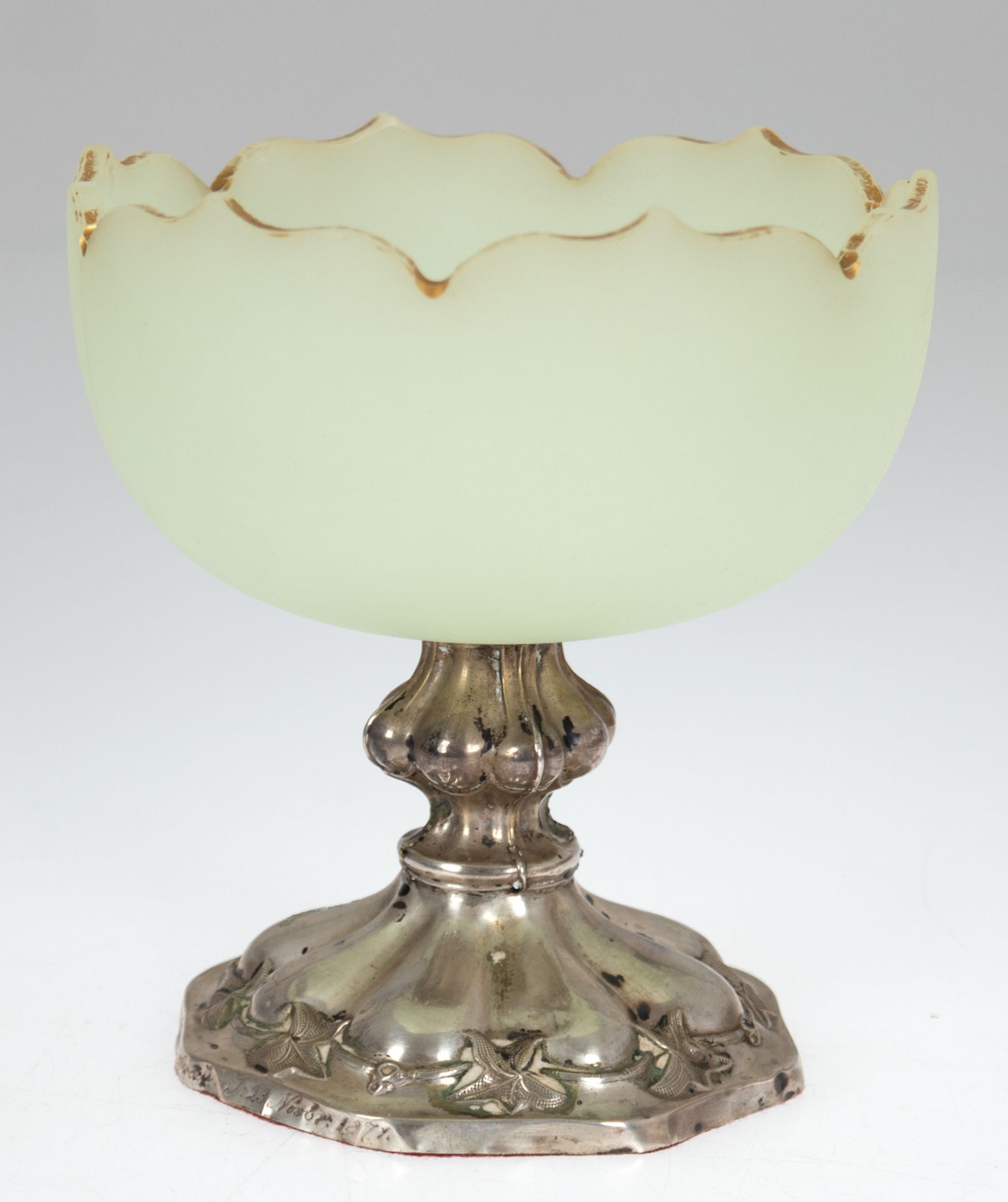 Biedermeier-Tafelaufsatz, Silberfuß mit Blattrelief und hellgrüner Glasschale mit geschweiftem Gold