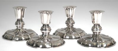 4 Kerzenleuchter, 830er Silber, Schweden 1964 u. 1971, runder, gefüllter Fuß und Tülle vertikal geg