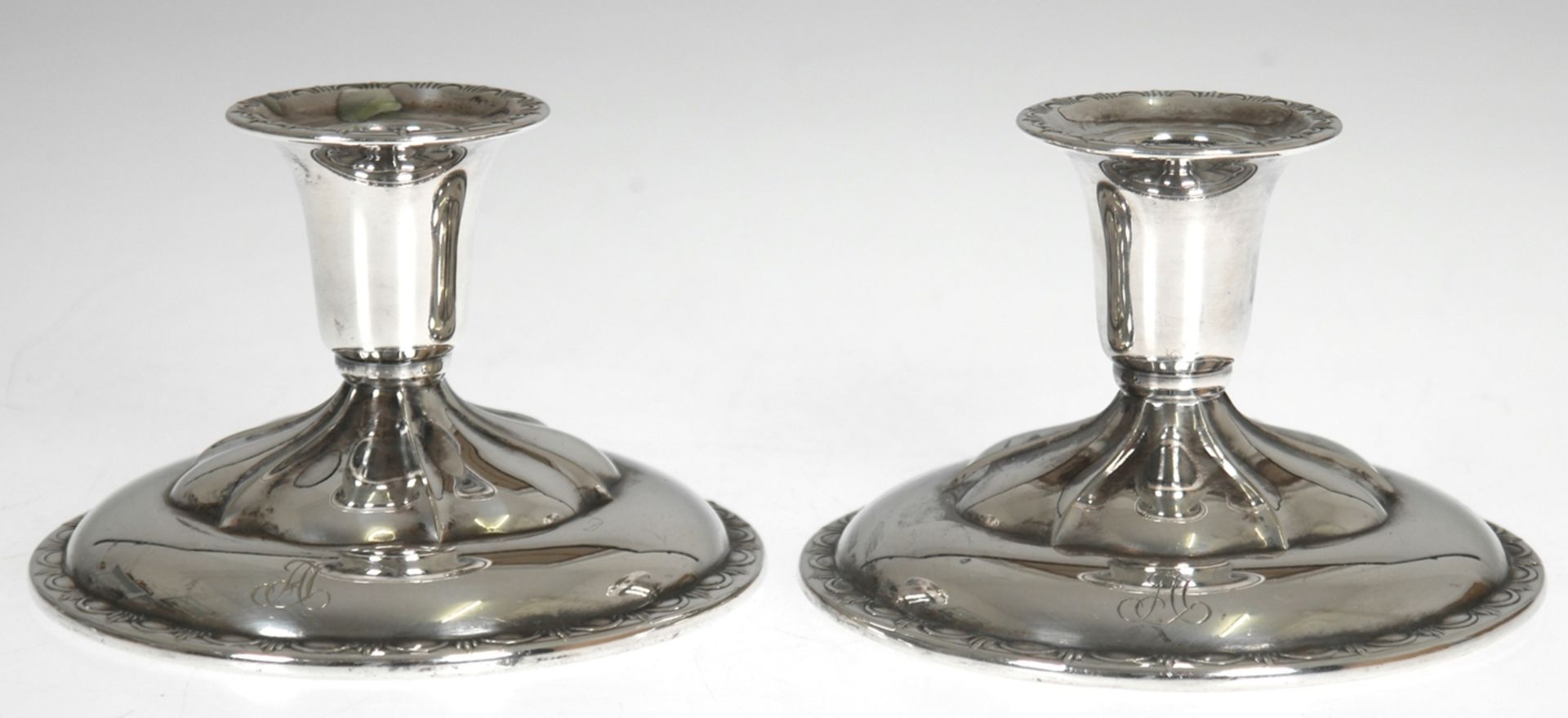 Paar Kerzenleuchter, 830er Silber, Schweden,  gefüllter ovaler Fuß und Tüllenrand reliefiert, H. 6,