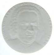 Meißen-Plakette "Johann Sebastian Bach 1685-1750", rückseitig Schwertermarke und dat. 1985, Biskuit