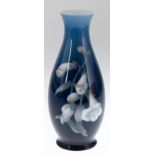 Vase, Bing & Gröndahl, gebaucht, blau verlaufender Fond mit Blumendekor, H. 27 cm