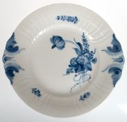 Kuchenplatte, Royal Copenhagen, Blaue Blume, Nr. 1864, reliefierter Flechtrand, Dm. 27,5 cm