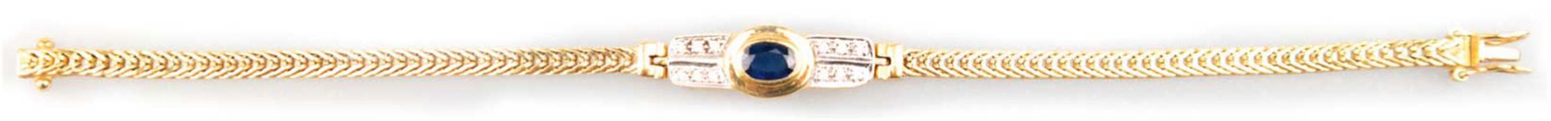 Armband, 750er GG/WG, Mittelteil besetzt mit oval facettiertem Saphir und 12 kleinen Brillanten, Ar