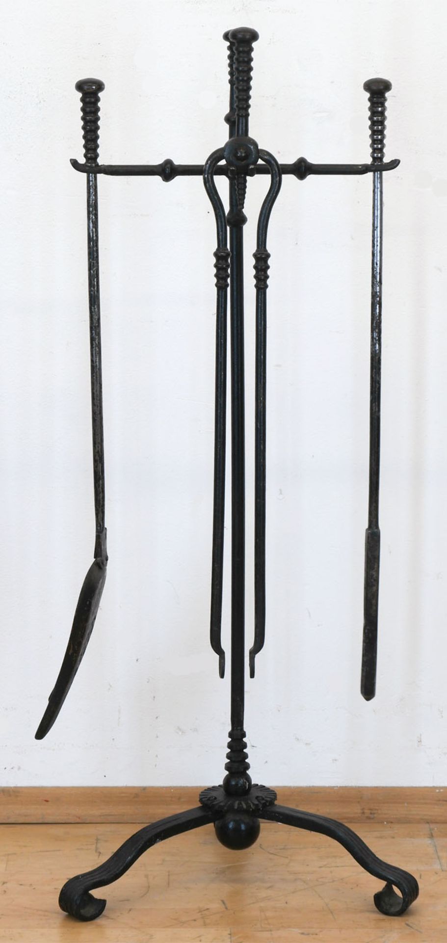 Kaminbesteck, Schmiedeeisen, Ständer mit eingehängter Schaufel, Kohlenzange und Schürhaken, H. 96 c