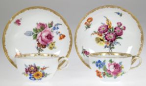 Paar Meissen-Tassen mit UT, Marcolini, bunte Blumenmalerei mit Gold dekorierter Kante, 1. Wahl, Gol