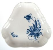 Schale, Royal Copenhagen, 3-passige Form, Blaue Blume, unterseitig gemarkt, Nr. 1526, Dm. 23 cm