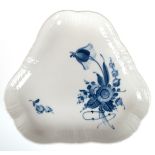 Schale, Royal Copenhagen, 3-passige Form, Blaue Blume, unterseitig gemarkt, Nr. 1526, Dm. 23 cm