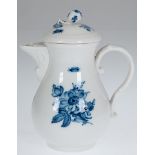 Meissen-Mokkakännchen, blaue Blume, 3 Schleifstriche, Deckelblüte mit winzigem Chip, H. 16 cm