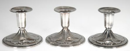 3 Kerzenleuchter, 830er Silber, Schweden 1950er Jahre, gefüllter, reliefierter Rundfuß in Tülle übe