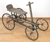 Kinder-Vierrad "Holländer", Holz, mit Speichenrädern aus Metall, Schwingmechanismus durch Betätigun