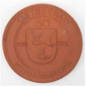 Runde Keramikplakette "50 Jahre 1938-1988 Ostseebad Kühlungsborn", mittig Ortswappen, Dm. 11 cm, im