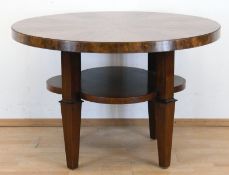 Art-Deco-Tisch, Nußbaum furniert, über Vierkantbeinen mit Zwischenplatte runde Platte, H. 65 cm, Dm