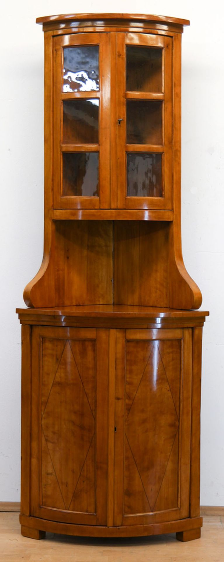 Biedermeier-Eckvitrine, Kirsche furniert, 2-türiger, viertelrunder Unterschrank, darüber zurückgese