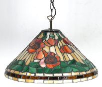Deckenlampe im Tiffany-Stil, farbiges Favrileglas mit Blumendekor, H. 35 cm, Dm. 53 cm