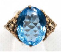 Topas-Ring, um 1920, 585er GG, fein ziselierte Ringschulter mit 2 kleinen Perlen und großem Blautop