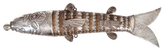 Judaica- große Besamimbüchse in Fischform, um 1800, Silber, geprüft, ca. 650 g, flexibler Korpus, S