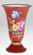 Vase, Hutschenreuther, Trichterform, florale, polychrome Malerei auf rotem Grund, Silberrand berieb