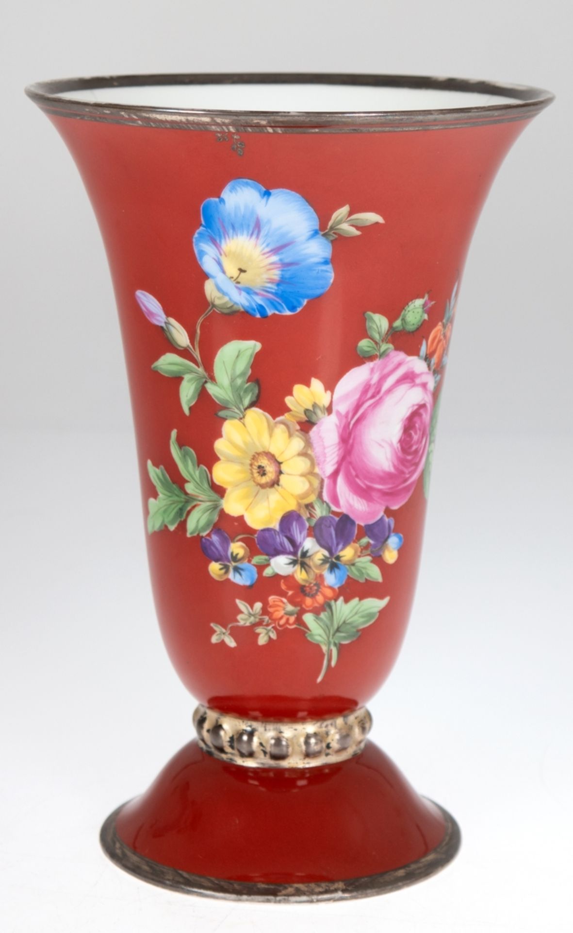Vase, Hutschenreuther, Trichterform, florale, polychrome Malerei auf rotem Grund, Silberrand berieb