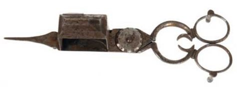 Dochtschere, 18. Jh., Eisen, Griff mit Rückzugsfeder, L. 18 cm