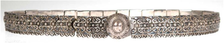 Osmanischer Gürtel, 32 reliefierte Silber-Glieder mit Niellodekor auf Ledergürtel aufgezogen, Haken