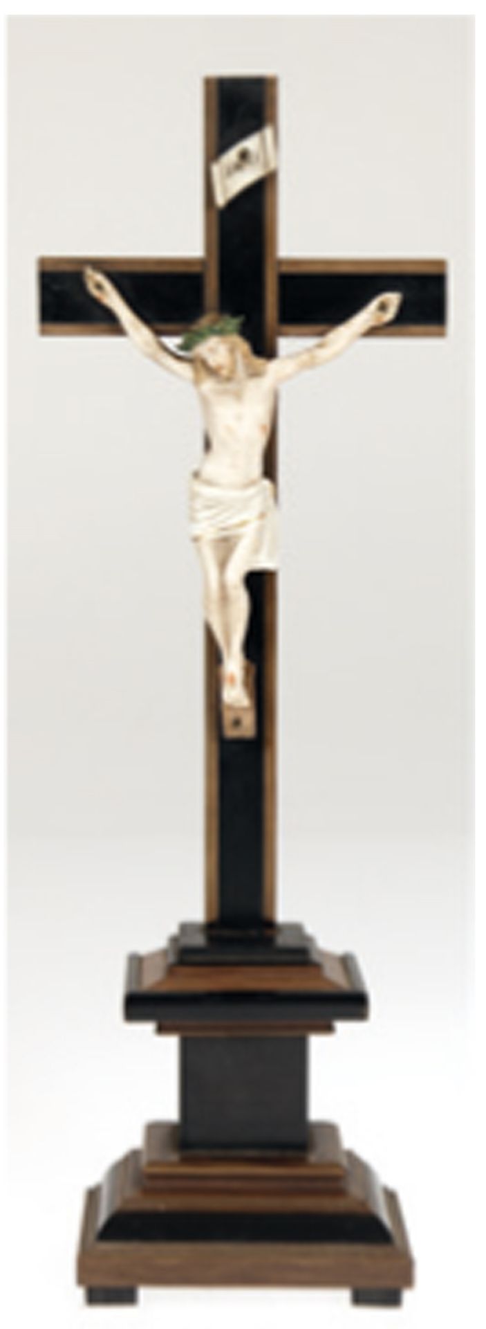 Altarkreuz "Christus am Kreuz", um 1920, Biskuitporzellan/ Holz, rechter Arm rep., Gebrauchspuren, 