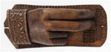 Andenken an Rußland 1914-1917, Holz geschnitzt, plastische Hand auf Brettchen mit Inschrift, 16,5 c