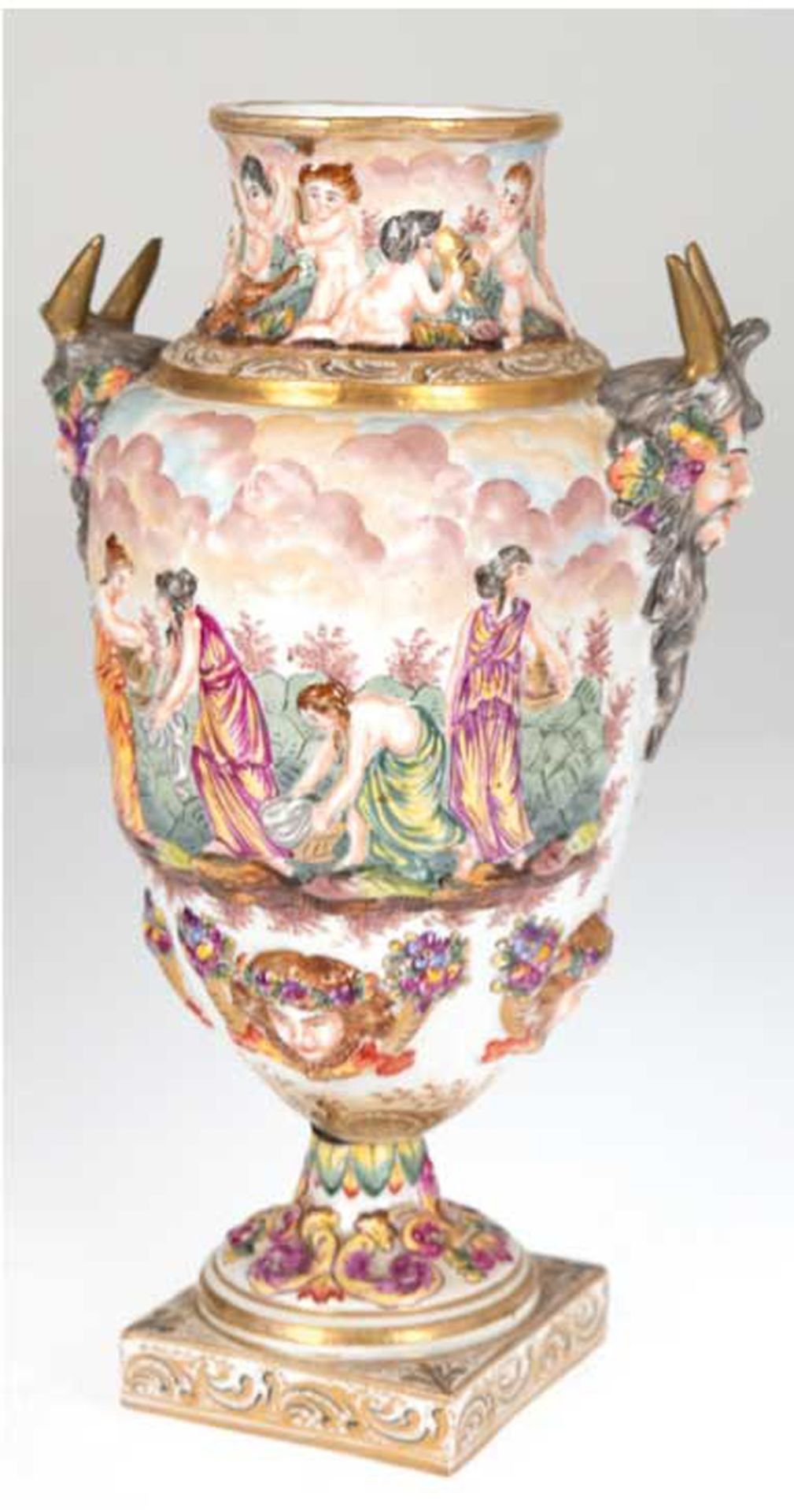 Vase, Porzellan, Capodimonte 18./19. Jh., mit Faunsmaskarons, reliefiert und polychrome Bemalung au