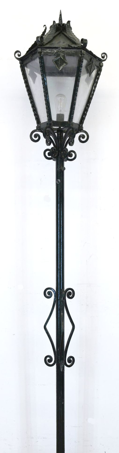 Laterne, 1920/30, Gußeisen, 6-kantig verglast, Dach beschädigt und korrodiert, H. 230 cm, Dm. 46 cm
