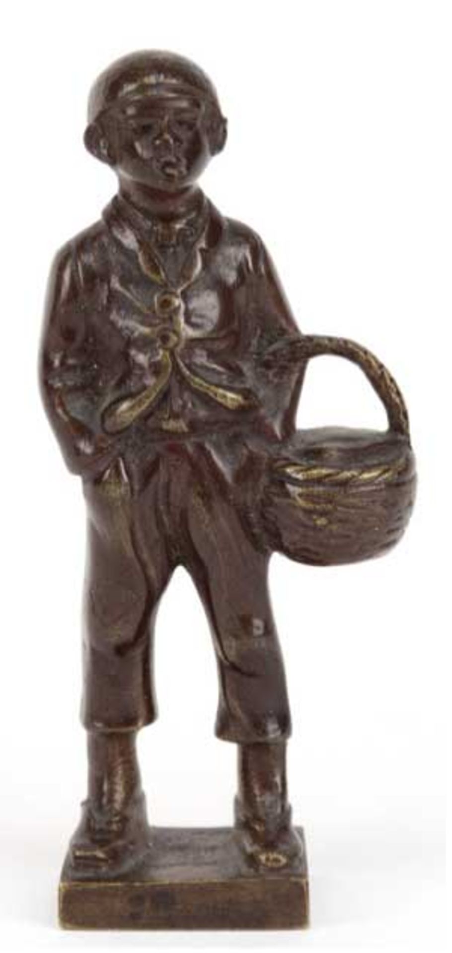 Kleine Figur "Junge mit Korb und Zigarette", Bronze, braun patiniert, H. 11 cm