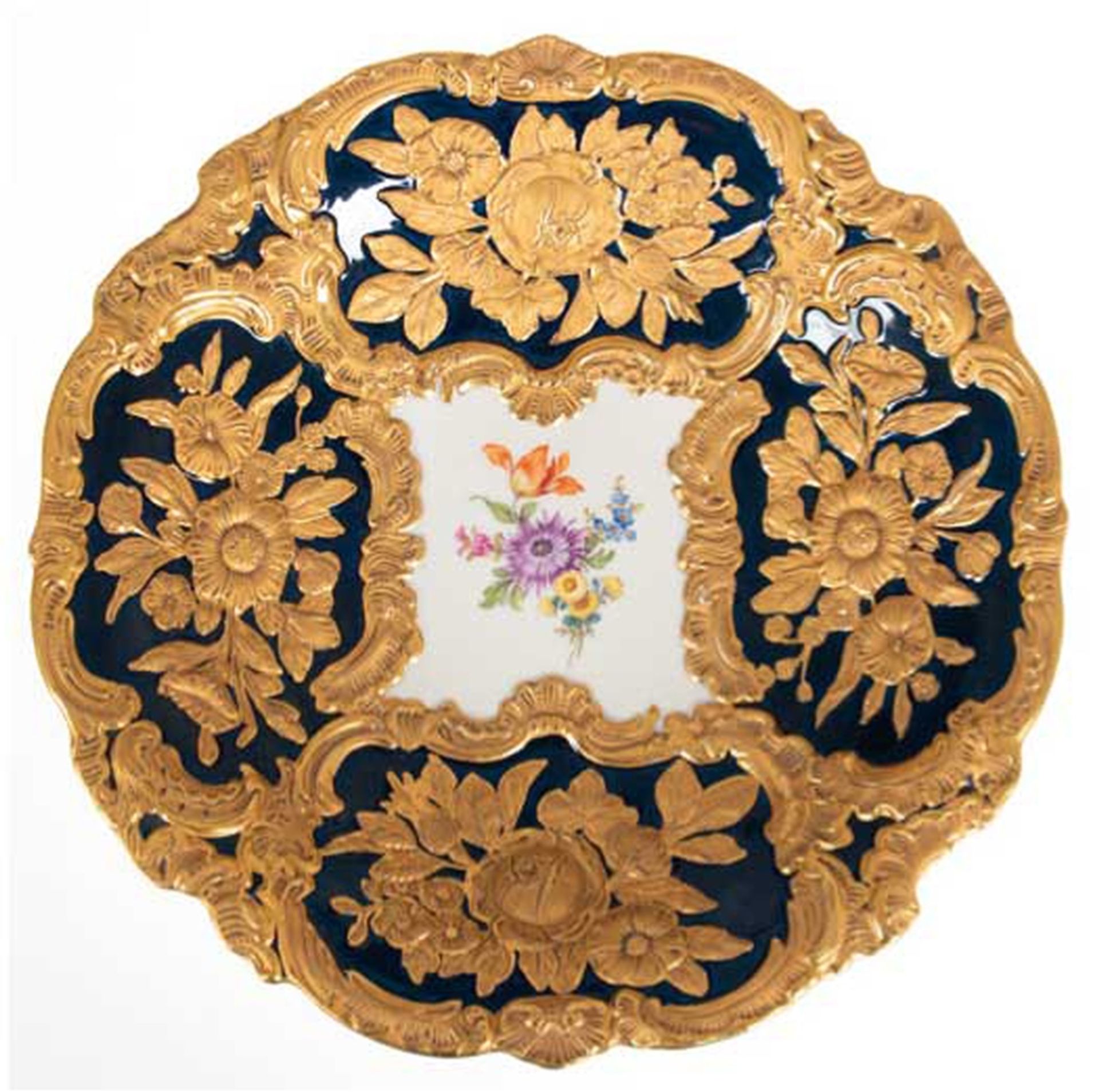 Meissen-Prunkteller, im Spiegel polychrome Blumenmalerei, kobaltblaue Fahne mit vergoldetem reliefi