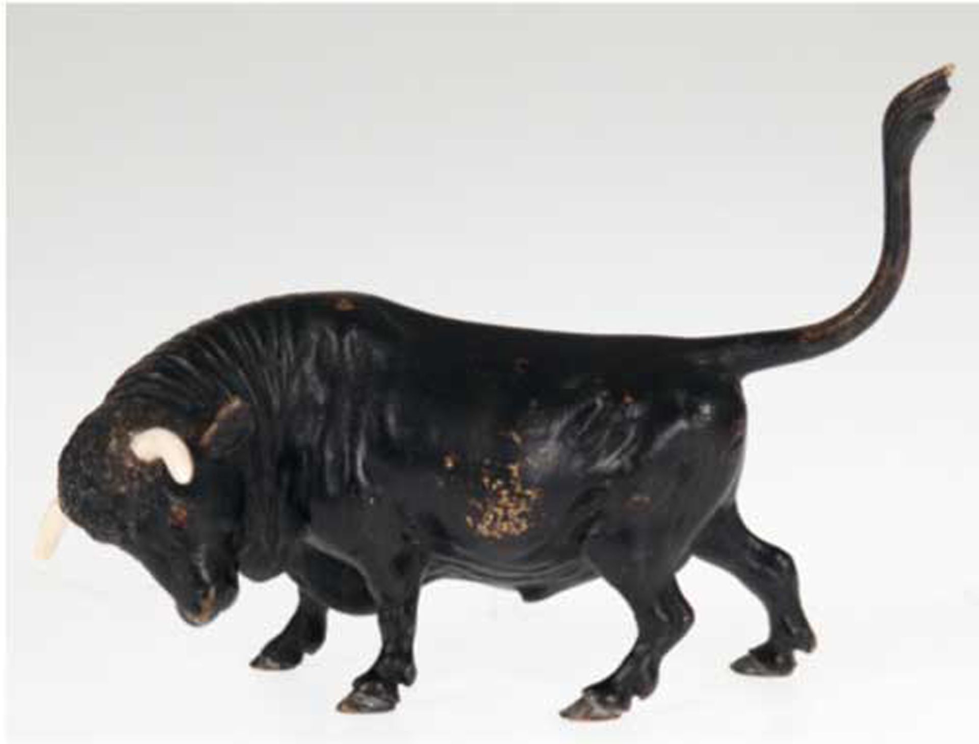 Bronzefigur "Angreifender Stier", Hörner aus Bein, braun patiniert, 7,5x11x4 cm