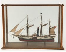 Modellschiff im Schaukasten, Raddampfer mit Segeln und Takelage, Holz, farbig gefaßt und bemalt, ca