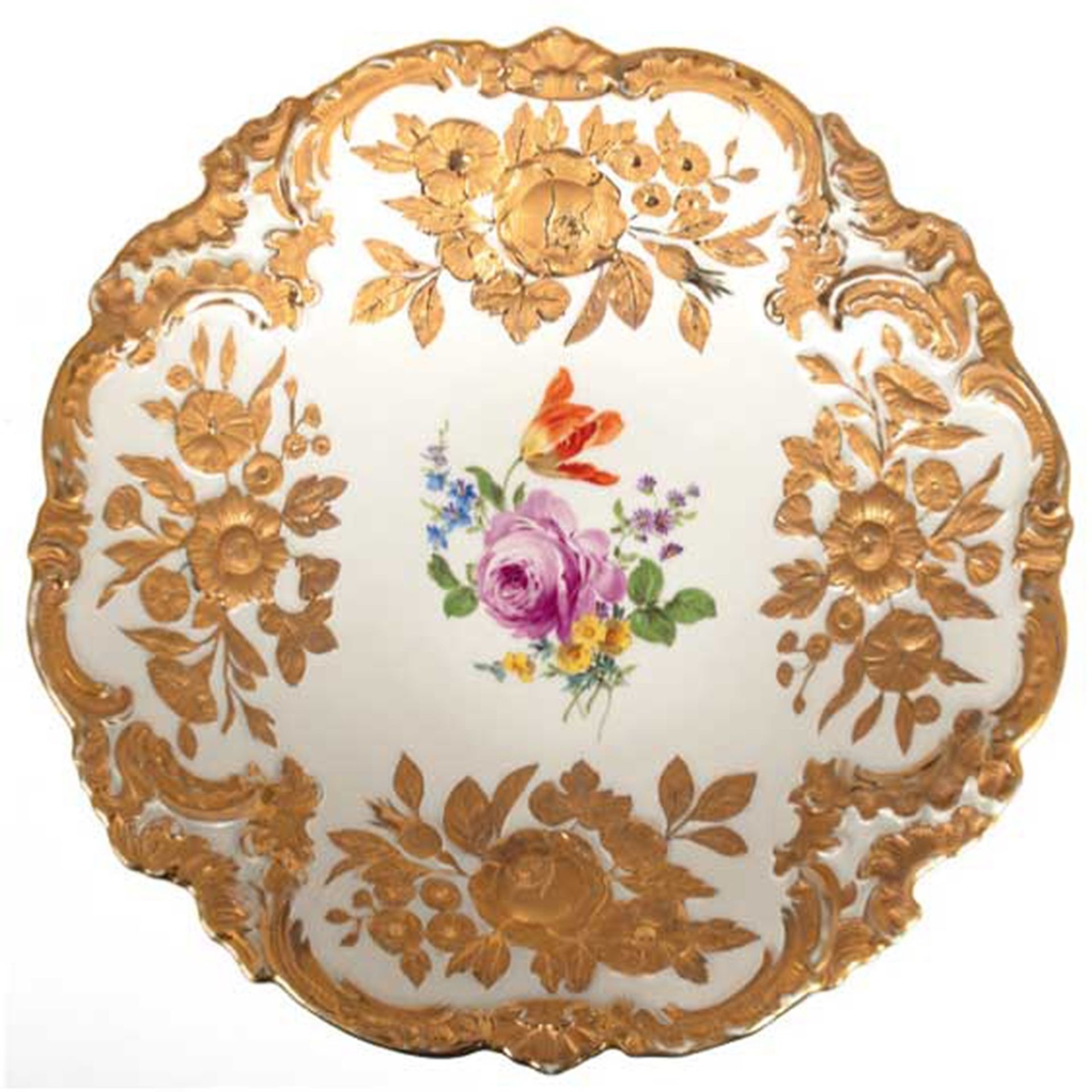 Meissen-Prunkteller, im Spiegel polychrome Blumenmalerei, Fahne mit vergoldetem reliefiertem Blumen