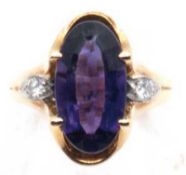 Amethyst-Brillant-Ring, 585er GG, phantasievolle Juweliersarbeit mit farbenprächtigem, ovalem, face