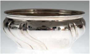 Schale, 800er Silber, punziert, gebauchte Wandung geschweift gerippt, 115 g, Dm. 12 cm