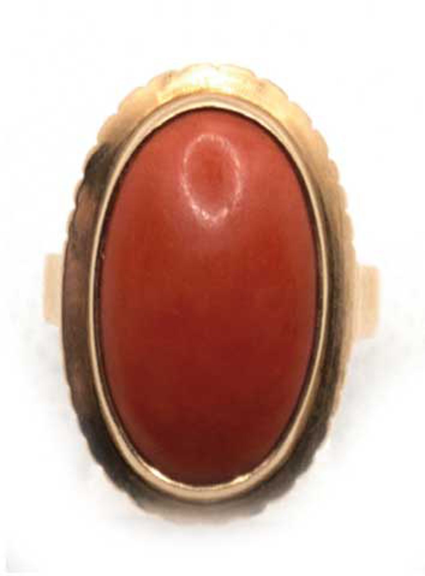 Korallen-Ring, 585er GG, großer, ovaler Korallen-Cabochon in massiver, ovaler Fassung mit unterseit