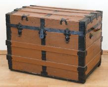 Reisetruhe, Holz, gefaßt, schwarze Eisenbänder, beidseitig Ledergriffe, 53x71x46 cm