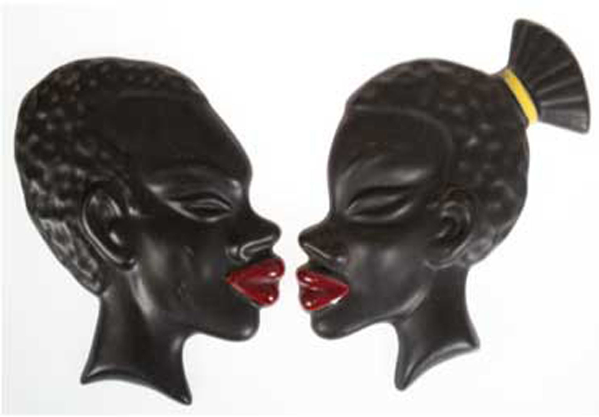 Paar Wandreliefs, Köpfe eines afrikanischen Paares, Keramik, schwarze Mattglasur, Mund und Haarband