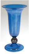 Vase, Jean Beck, München um 1920, blaues Glas, über profiliertem Rundfuß versilberter Kugelnodus un
