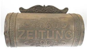 Wandbriefkasten, um 1900, Metall, gefaßt, floraler Reliefdekor und Aufschrift "Zeitung", 17x43x25 c