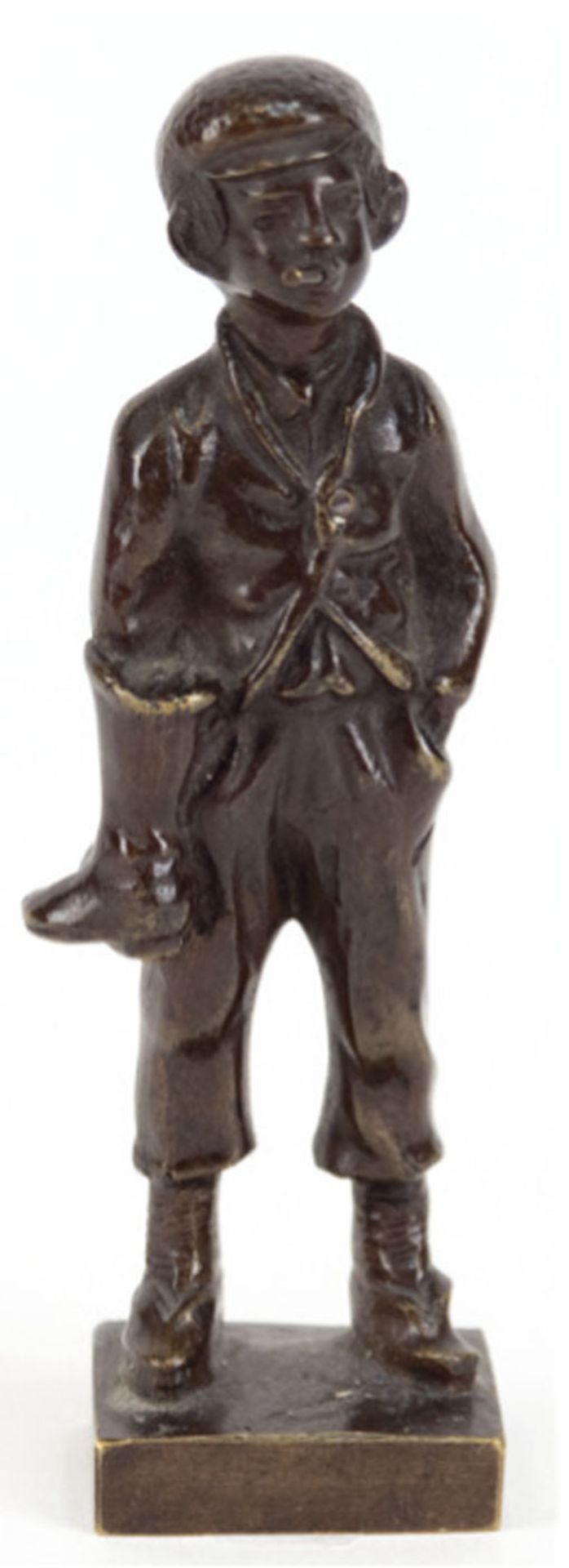 Kleine Figur "Schusterjunge mit Zigarette", Bronze, braun patiniert, H. 11 cm