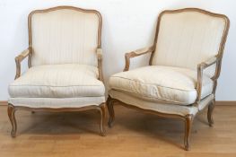 Paar Sessel im Barockstil, Sitz mit Polsterauflage, offene Armlehnen, gepolsterte Rückenlehne, Bezu