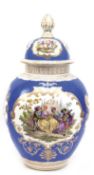 Große Deckel-Vase, Watteaumalerei,  polychrome Blumenmalerei auf blauem Grund bzw. Landschaftsmaler