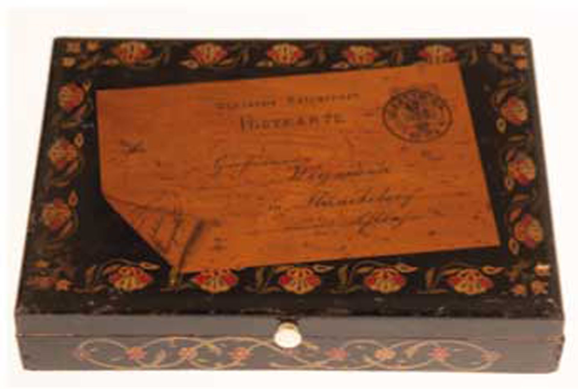 Holzschatulle, schwarz gefaßt mit Floralmalerei, Deckel mit Darstellung einer Postkarte nach Münche