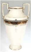 Vase im Empirestil, um 1920, Porzellan, mit Goldstaffage, eckigen Henkel, Gebrauchspuren, H. 30 cm