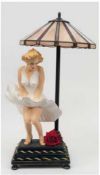 Tischlampe mit Figur "Marilyn Monroe", um 1975, Gußmasse, 2-flammig, rechteckiger Stand auf 4 Füßen