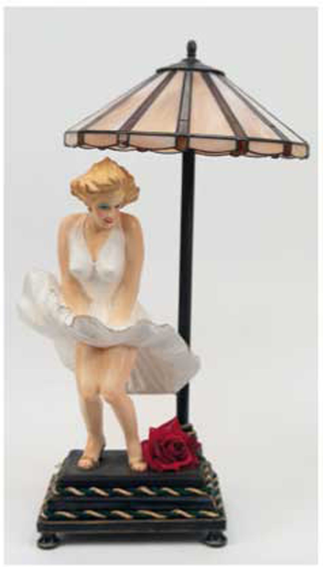 Tischlampe mit Figur "Marilyn Monroe", um 1975, Gußmasse, 2-flammig, rechteckiger Stand auf 4 Füßen